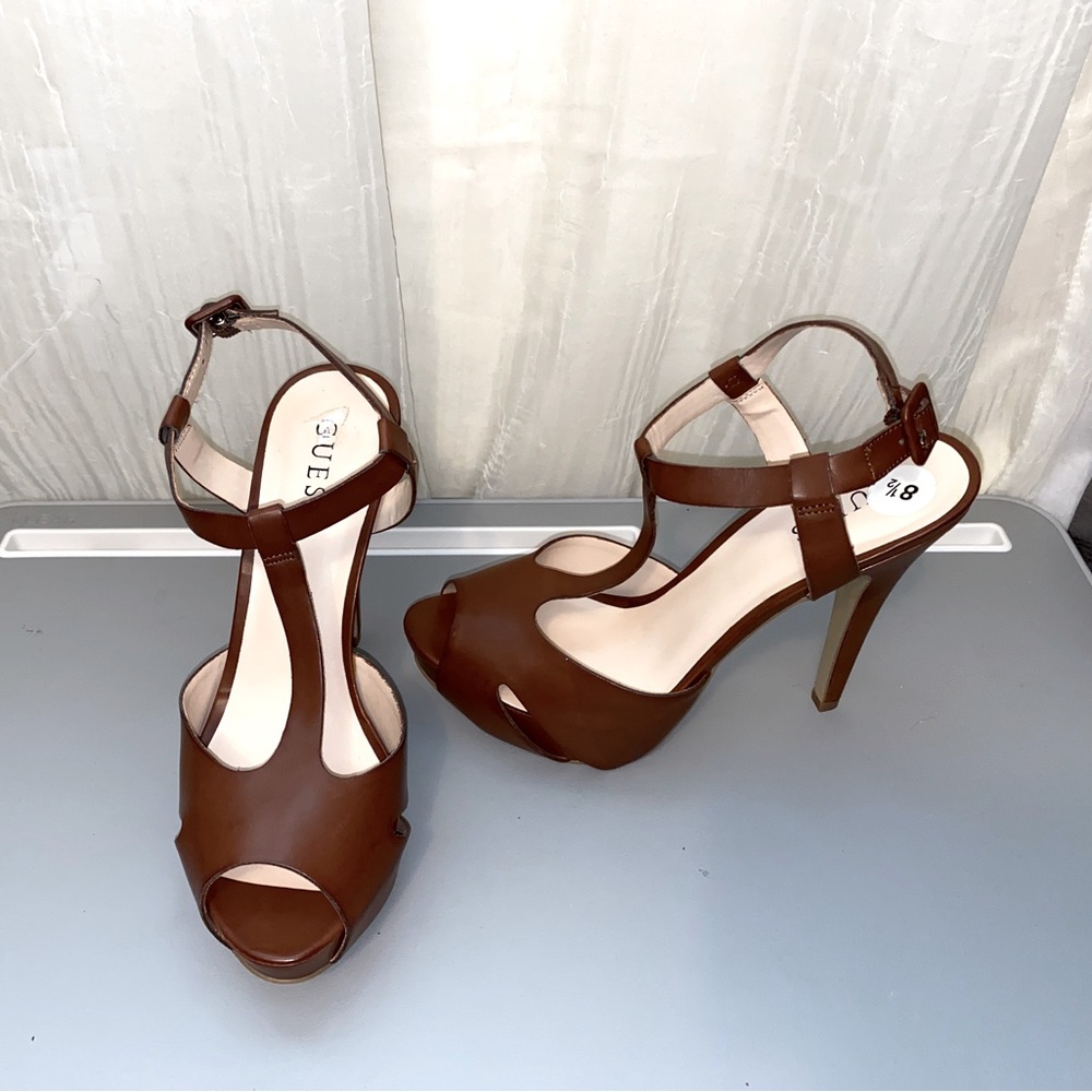 GUESS 
MILK CHOCOLATE T-Strap Platform 8.5M